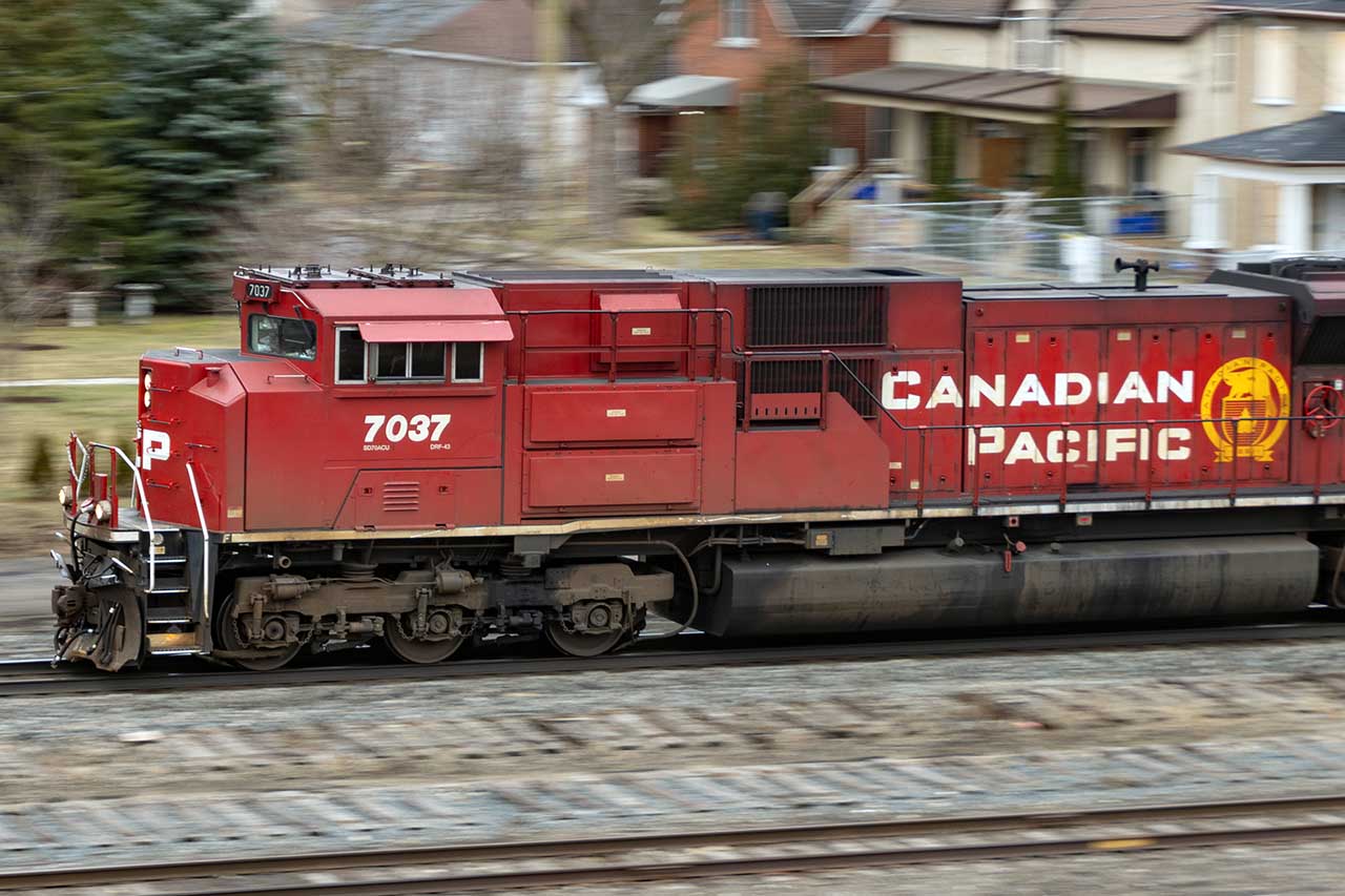 We've been very lucky to have these 2 (7030 is the other) on 238-239 for a couple of weeks. Considering there are only 59 of them, we're more than lucky. Thus, the challenge becomes finding a different view.