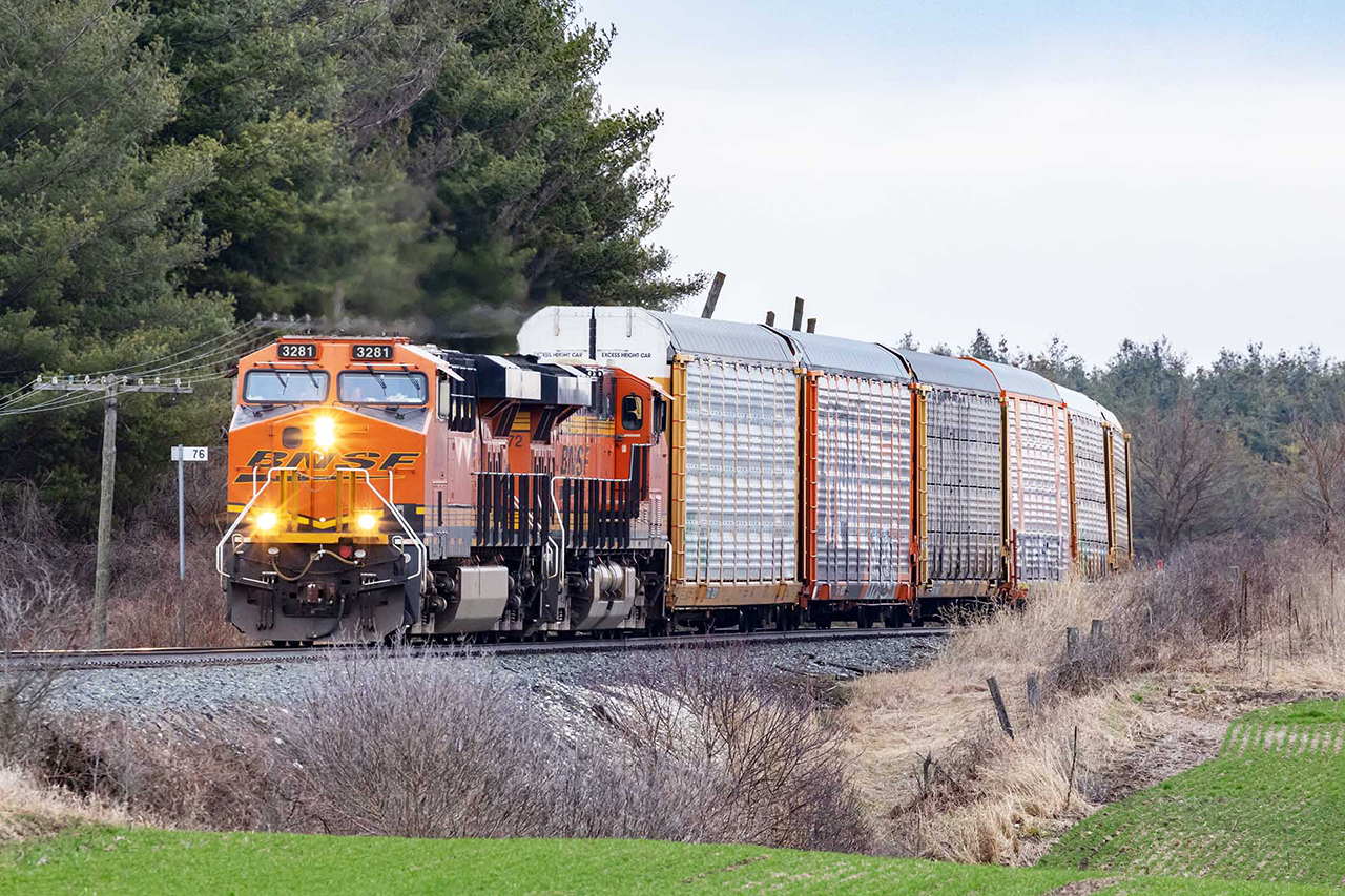 20 minutes after catching CN 122 with its "Deathstar" leader, this masterpiece came around the corner heading for London and Chicago.