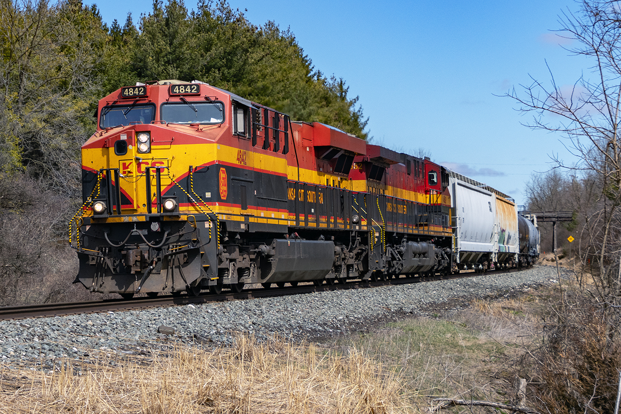 At this point, I'm running out of things to say "that will never happen here". CP doesn't run many trains, but when they do, the last thing it seems likely to see is 2 red units.