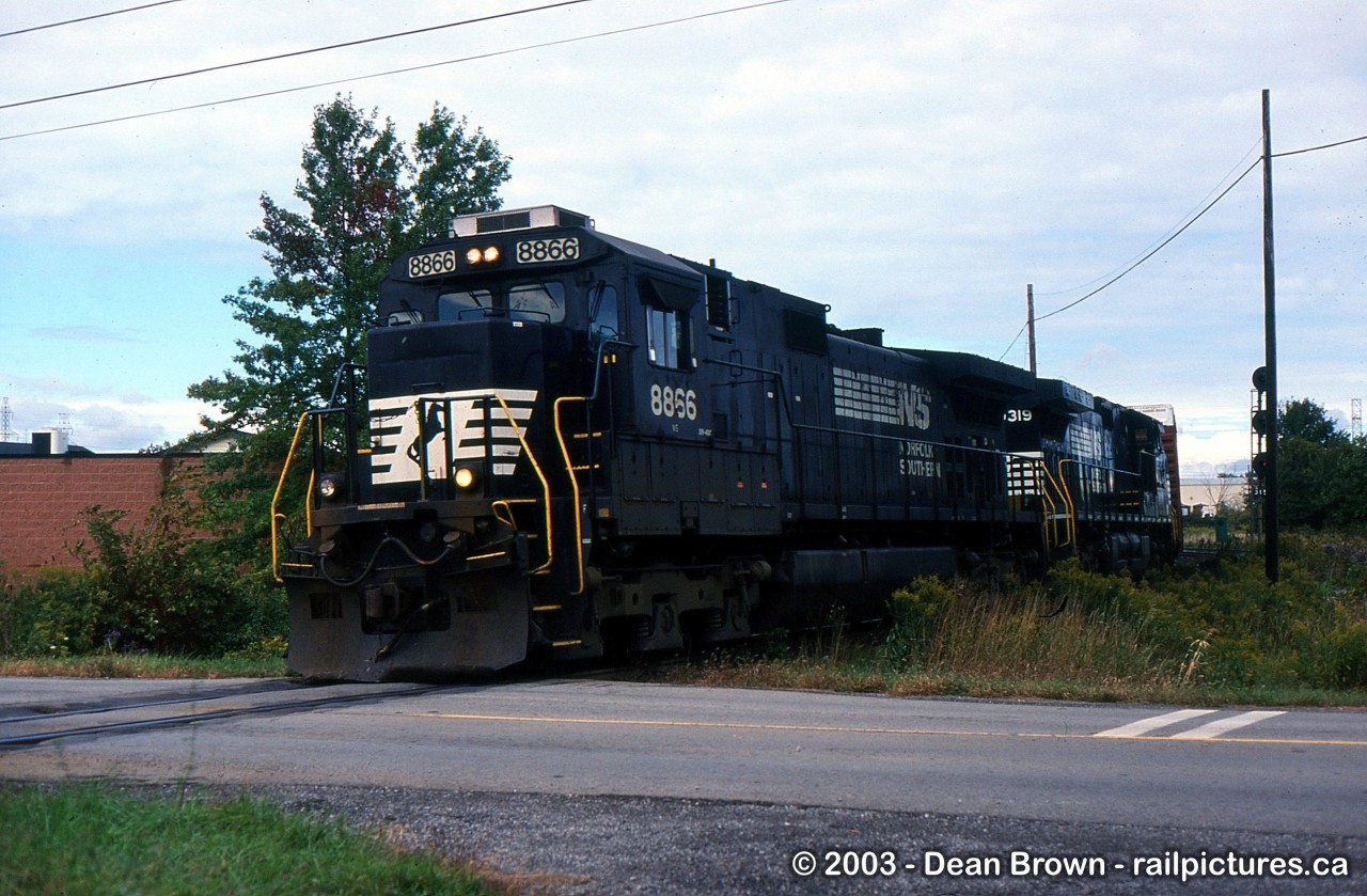 Back in the day when NS 328 ran between St. Thomas and Buffalo, NS C40-9 8866 and NS C40-9W 9319 at Clifton towards Port Robinson and onto Fort Erie in Oct 2003.