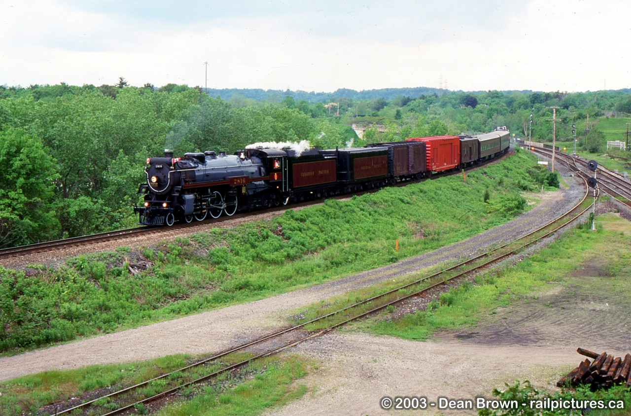 CPR 2816 makes its way down the grade from Guelph Jct to Hamilton and will be backing into Aberdeen Yard to lay overnight before returning to Guelph Jct the next morning to London.