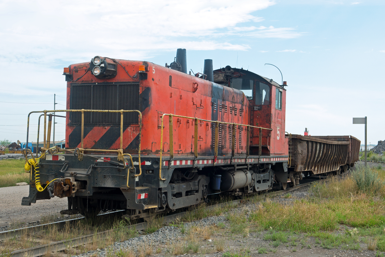 The Evraz steel mill at the north end of Regina Sk has a couple of true antiques in its small fleet of switchers. Case in point EMD NW2 #5 which started out as GN 156 in 1949. Seen here paused briefly between switching moves at Wheat City Metals, a scrap yard situated next to the main steel mill.