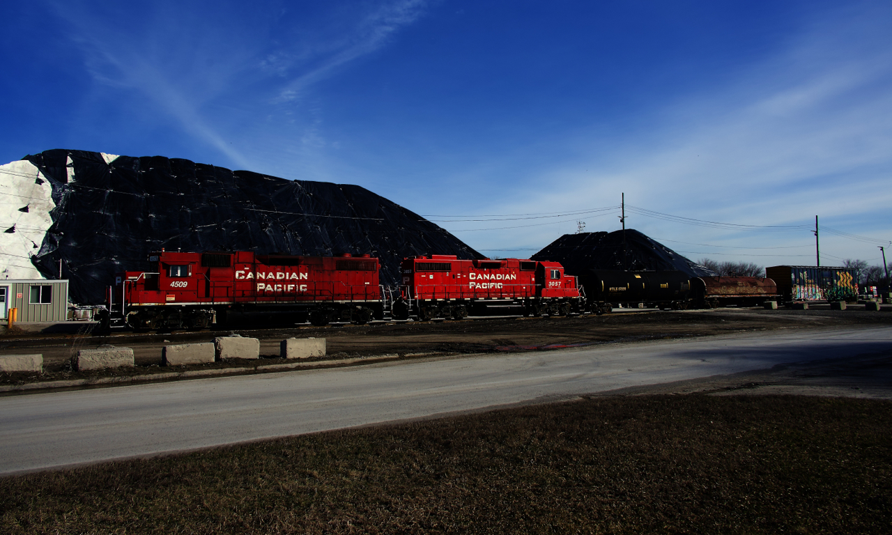CPKC G95 has made a rare daylight run to the Seaway Spur and is about to switch Trac-World.