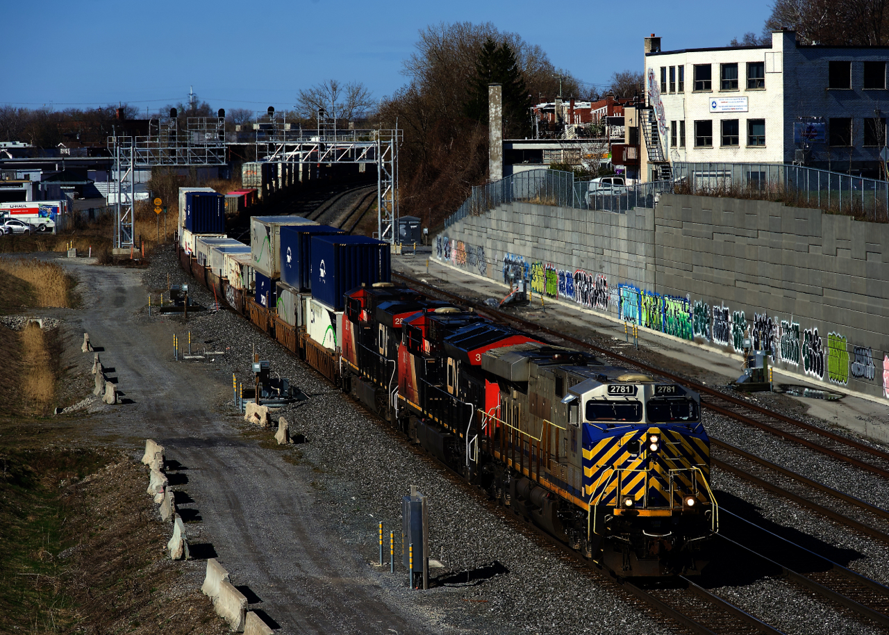 CN 2781 (ex-CREX 1315) is leading CN 120 as it approaches Turcot Ouest on the South Track.