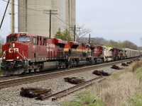 Unfortunately limited on time and location before school runs I had to head to my regular spot. Not too many options around here to go wide on a seven unit lash up. Here after a lengthy delay, train 137 finally heads west through Streetsville. Reportedly SD70ACU's 7015 and 7021 are off to Progress Rail for major internal work. 
