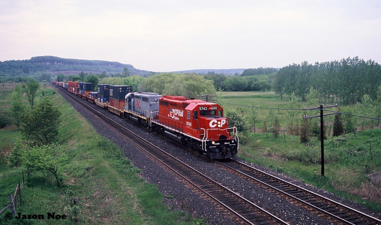 Railpictures.ca Jason Noe Photo A CP eastbound intermodal train is heading through Milton