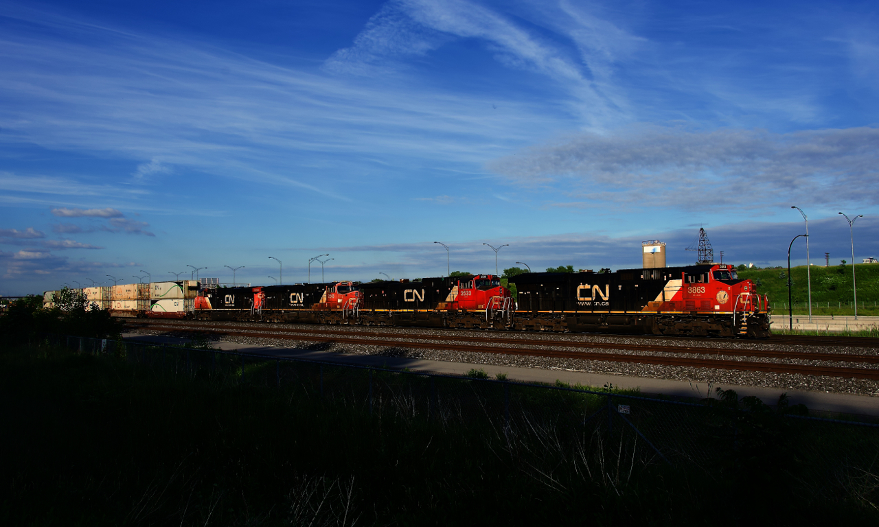 CN 121 heads west with four GEs up front.