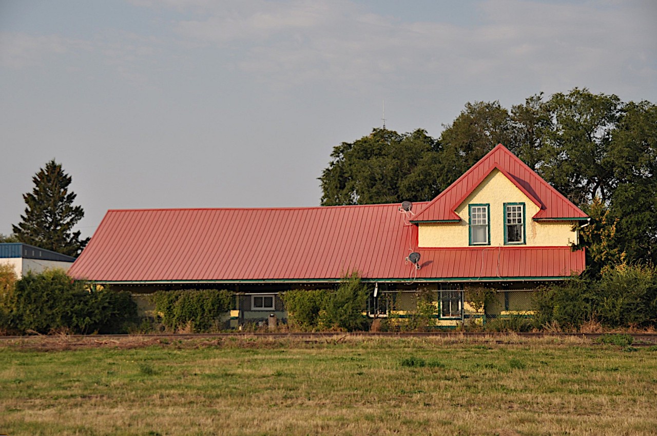 This little community near the Saskatchewan border calls itself "the jewel of the parkland" and indeed it is a nice town. Roblin offers lower costs of living, less daily hassle, and plenty of outdoor activities and events. It also has an attractive old train station.
This structure was built in 1906.  It no longer serves as an active station, but the VIA Winnipeg-Churchill train passes thru here and stops (flag stop) on demand.
The former Canadian Northern building was recognized as historic in 1991 and for a time served as a restaurant. I'm unsure if it is still operating as such.