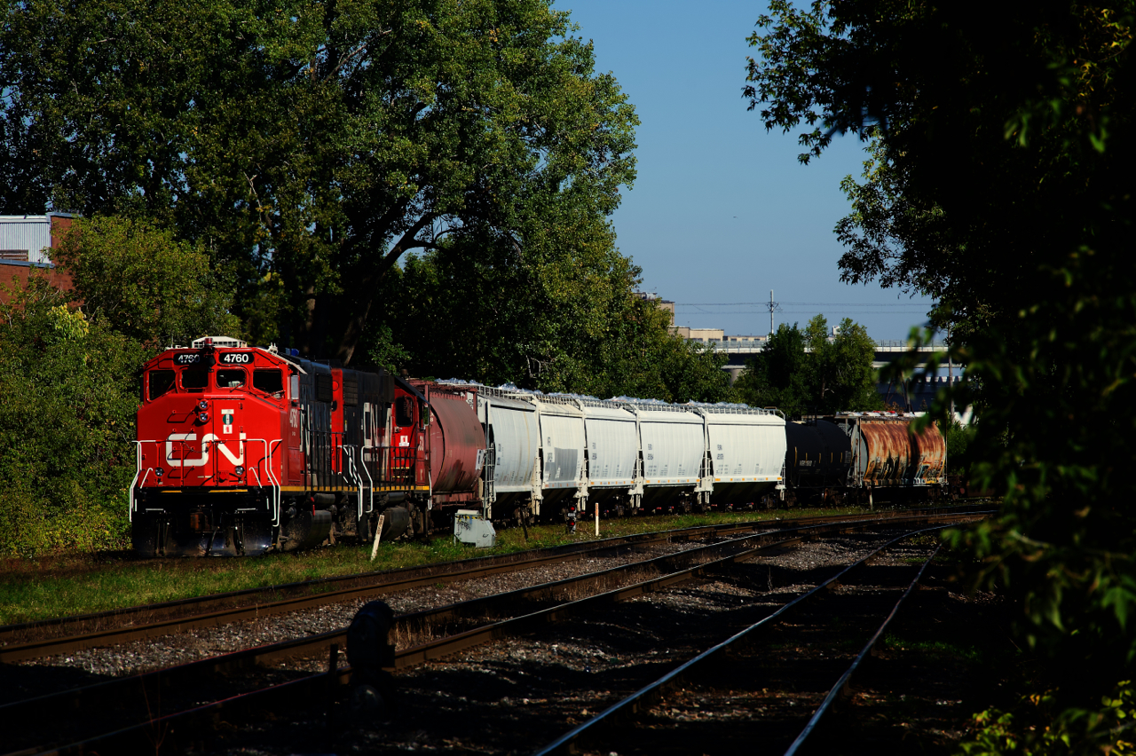 CN 500 has just left the Port of Montreal and is waiting for its light at Hibernia. Once VIA 60 passes on its way to the Victoria Bridge to wye its train, they will back into Pointe St-Charles Yard.