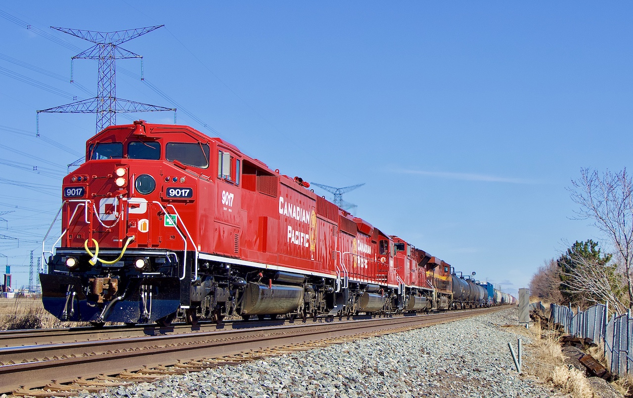 After suffering mechanical issues and stalling at Meadowvale, a pair of SD40’s were sent to give the train a push, with that unsuccessful the power tacks onto the head end making a nice lash up as the train heads west at Lisgar.