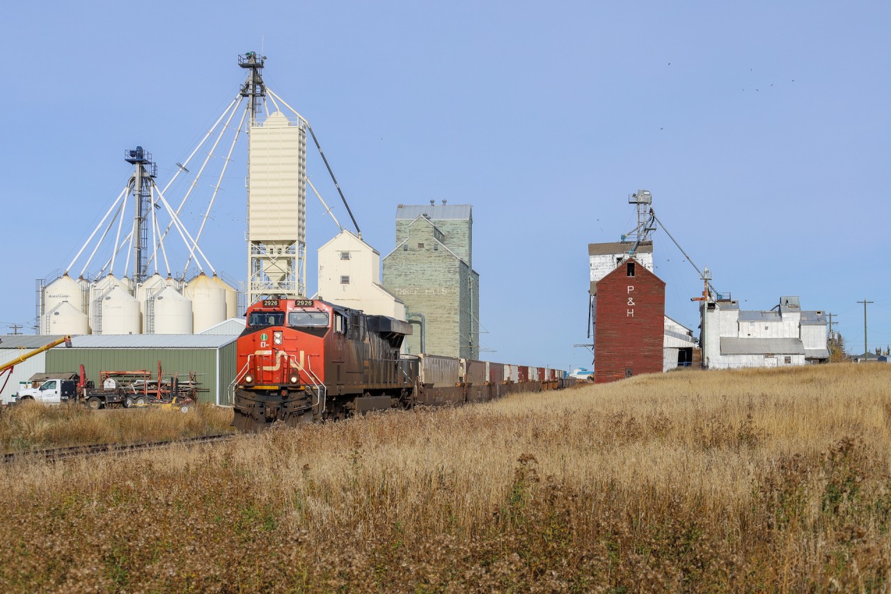 Z 11531 15 rolls past the old elevators in Three Hills, Alberta