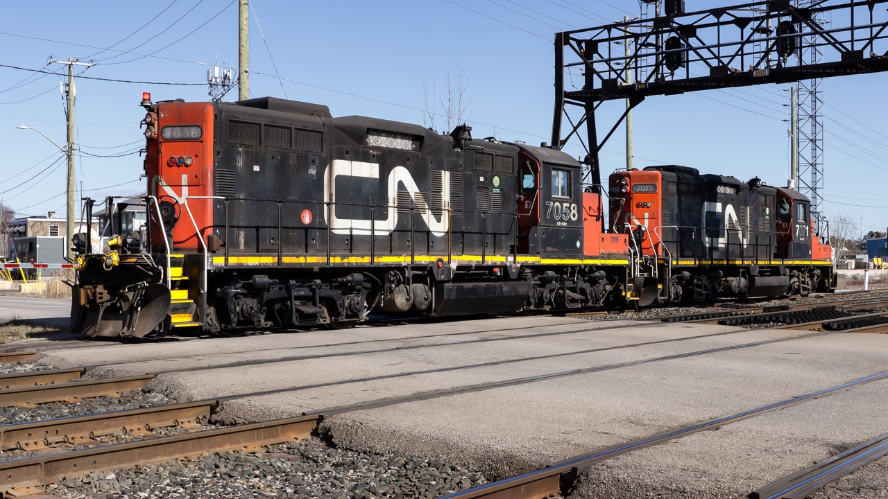 Nice seeing this pair making a daily appearance recently. Inbound trains of loaded tri's have seen a daily BeltPak Yard Assignment busy setting loads and pulling down empties at the Oakville Ford Plant Ramps.