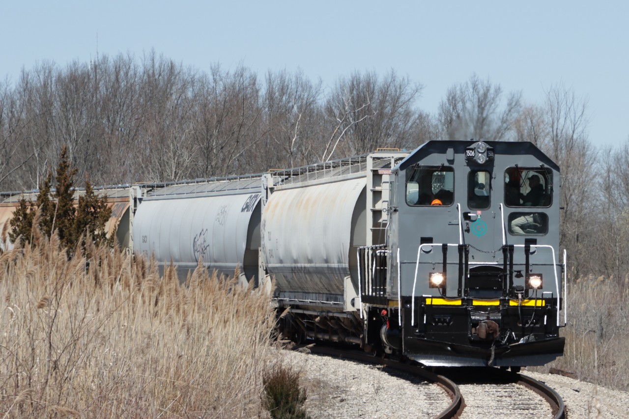 LDSX 1506 with three hoppers in tow has exited the Canal Spur at Mile 2.21 and is starting the southward journey on the Port Colborne Spur. Great to see the former IC 1506 getting a new lease on life.