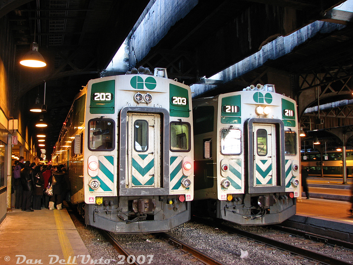 Double old school cab-cars when they were a regular thing under the train shed: at the height of PM rush hour, GO Transit cab car 211 (with unknown F59PH on the other end) sits on Track 2 with an unknown Lakeshore West train, while cab car 203 (with F59PH 520 pushing) has recently arrived on Track 1 after Richmond Hill train #833 departed east, and loads with train #209 (our ride of the evening, the 5:15pm Georgetown line train from Toronto to Georgetown making all stops).