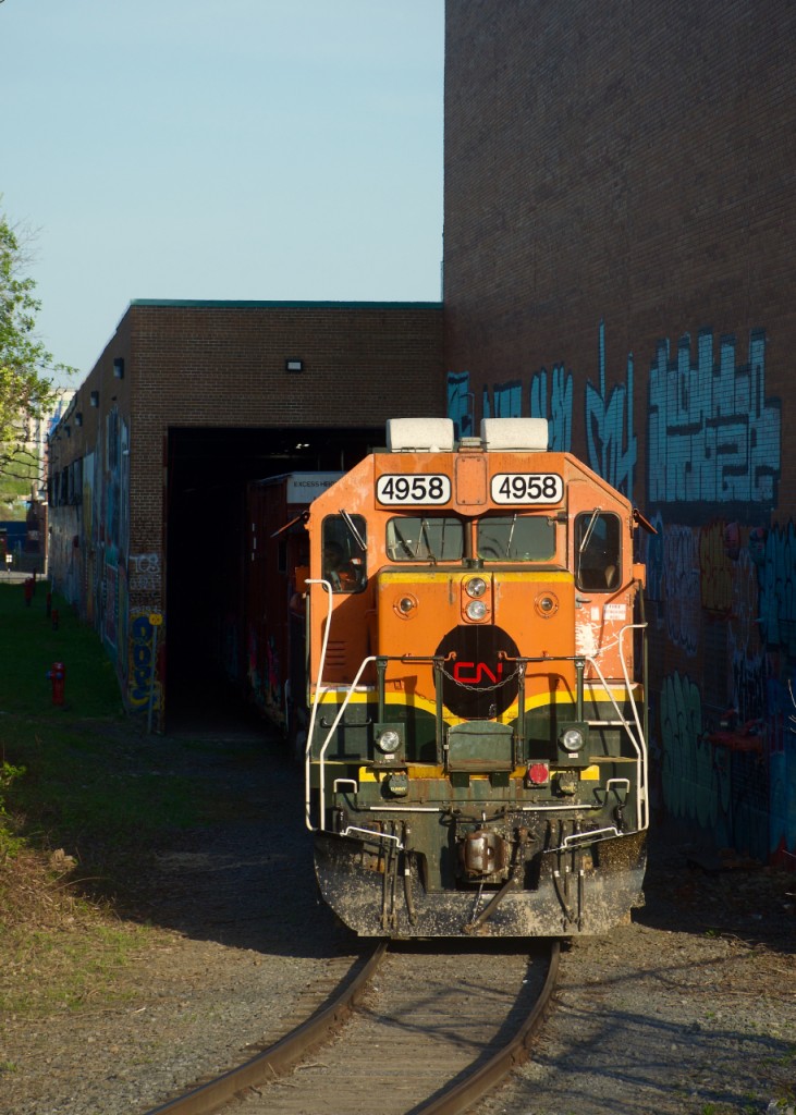 Working out of Pointe St-Charles as BNSF 2262 as recently as mid-April, this unit has now been bought by CN, renumbered to CN 4958 and given this patch job. Here it pushes seven boxcars into the warehouse of GETPAQ, located just a few blocks away from the Olympic Stadium. This busy client is the only one remaining near what was once CN's busy Longue-Pointe Yard.