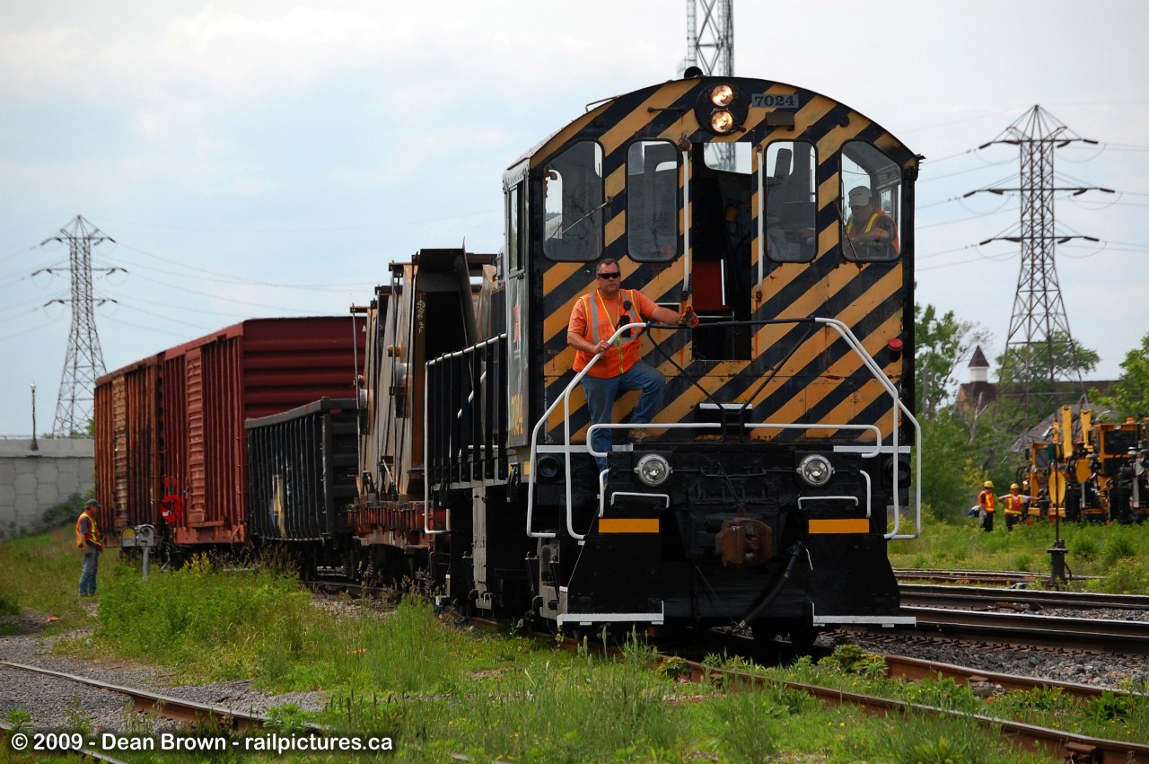 TRRY S-2 7024 is entering the TR Thorold Spur at Merritton as they are heading southbound back to Welland after finishing their work in St Catharines.