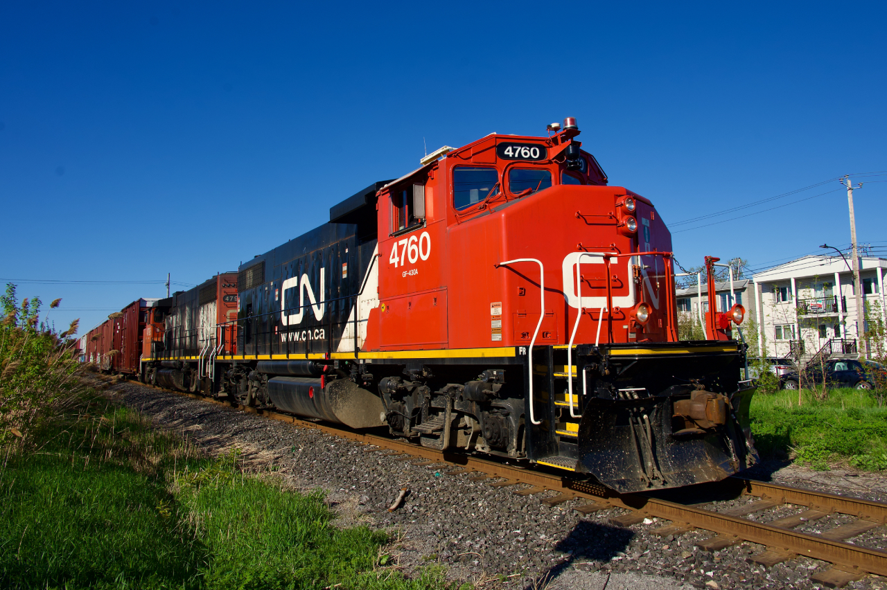 CN YRP003 has a clean leader as it cuts through the residential neighbourhood of Tétreaultville with seven boxcars for GETPAQ.