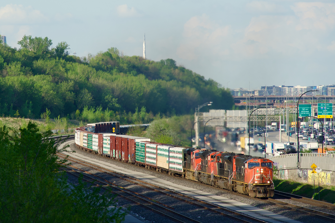 CN 401 has CN 5732, CN 8909, CN 8950 & CN 3876 for power as it approaches Turcot Ouest.