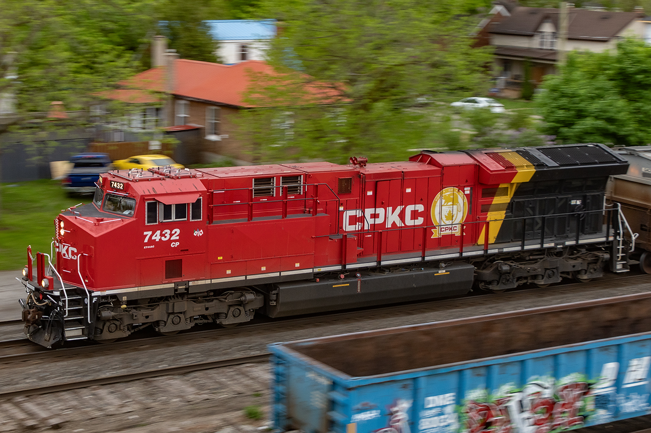 Before they become "just another GE", 7432 leads 528 under Dundas St in galt...23 and a half hours after passing Elkhart; normally a 12-14 hour trip. It seems they got behind in NS, and it snowballed. As for the paint, it's different which for now is a treat.