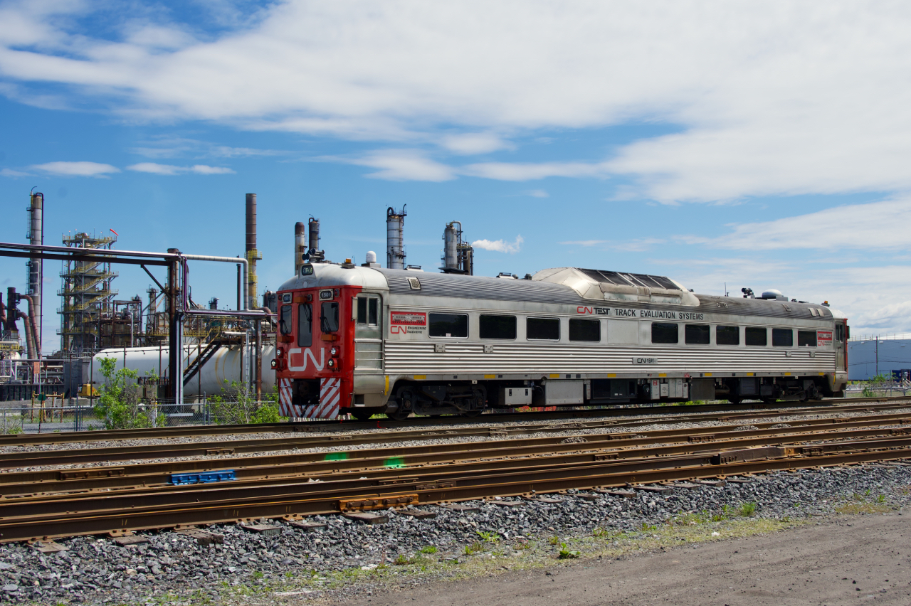 After testing the CN Longue-Pointe Spur, CN 998 is heading back to the main line. It is passing a Suncor refinery in East end Montreal.