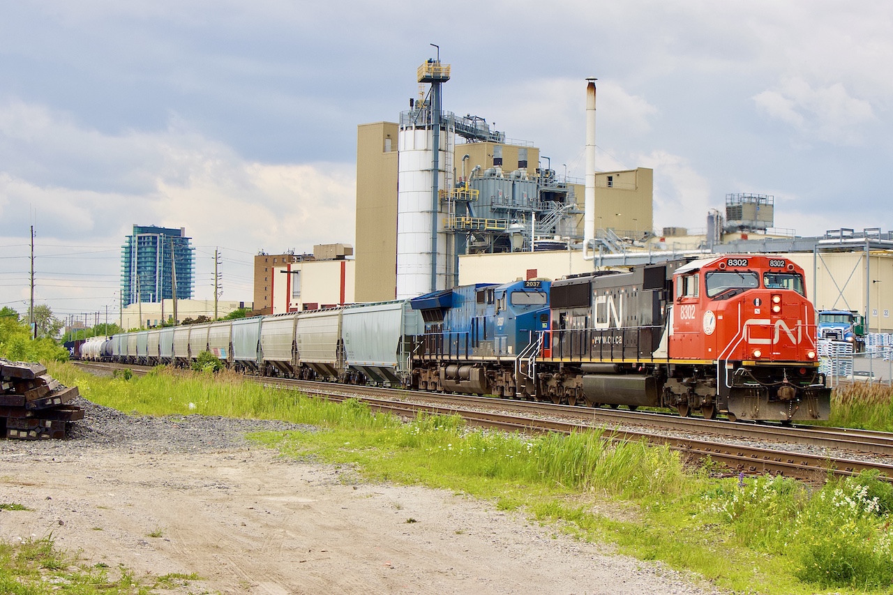 There is not much as far as newer motive power that motivates me to rush out these days. I have to be honest though, I really do like the SD75I rebuilds and have only seen a couple so far. Pair it up with the “Frankenstein “ Tier 4 GE’s and I’m kind of motivated, LOL. While Peel may not be the most scenic it does work well in the morning for half decent light when you actually have sun. Not the case today but I’ll take what I can get. Thanks everyone for the heads up on 394 today with a nice elephant style consist. I even managed to catch a second GECX Tier4 on another eastbound.