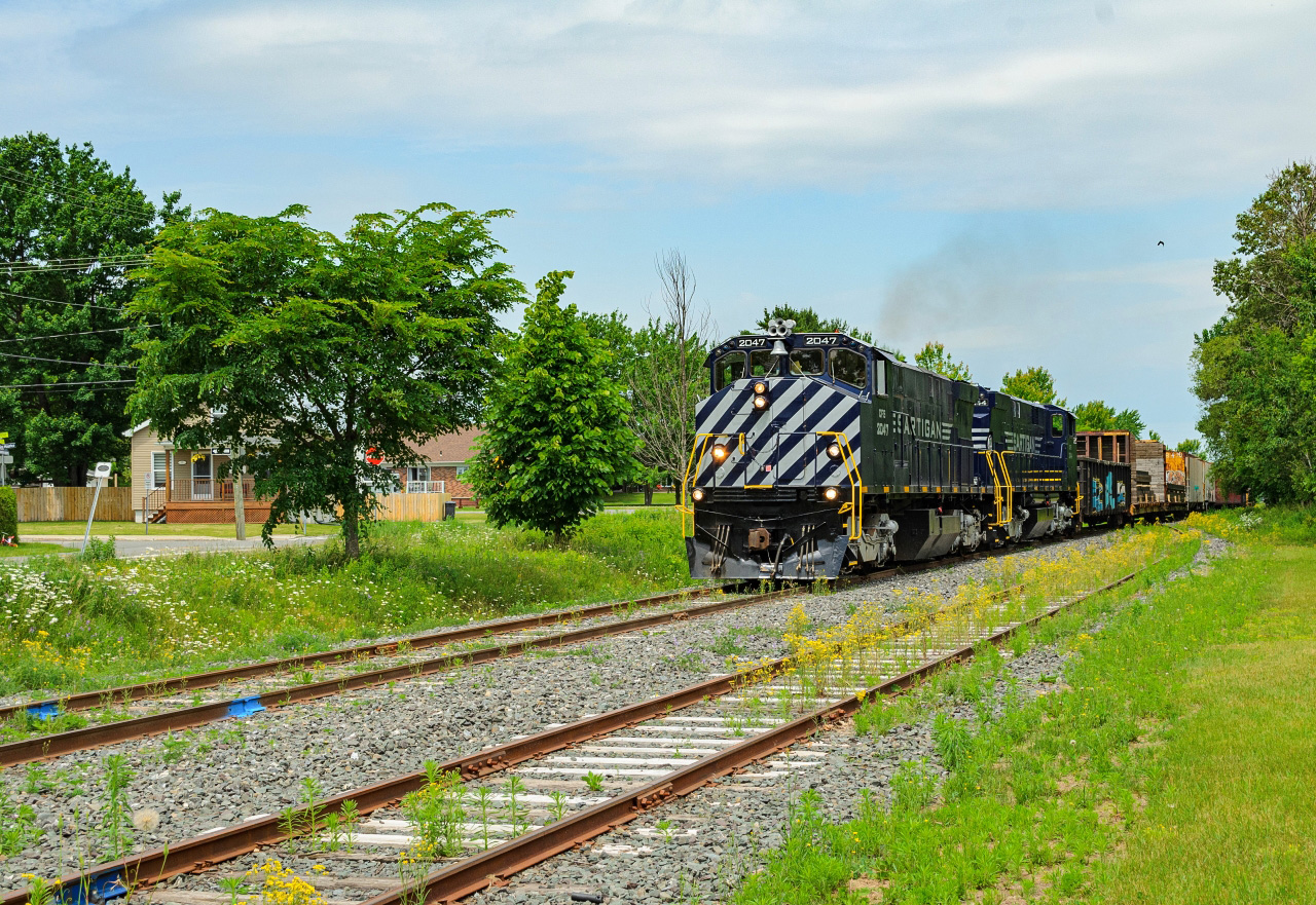 CFS 2047 and 2044, both ex-BC Rail M420s, leads the southbound run through Breakeyville on a hot Monday afternoon. These engines were bought second-hand from the Ontario Southland Railway, who in turn, had bought them second-hand from BC Rail.