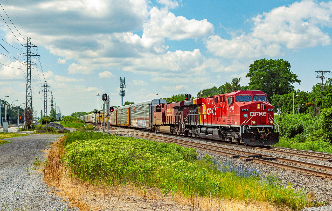 Here's a rather unusual (or so i was told) sight on the CN mainline: 2 CP locomotives leading a CN train. While it wouldn't be the first time i see CP power on a CN train, it was the first time that i would see both one leading a train and one sporting the new CPKC look. This was on CN train 276, an automotive train connecting Chicago, Toronto and Montreal, running on demand.