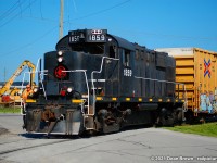 TRRY RS18u 1859 pulls cars out of the WP warehouse at Berryman Ave.