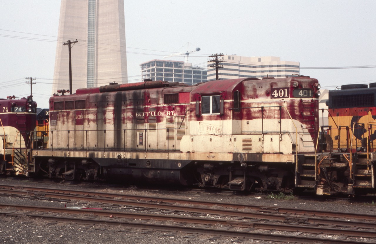THB GP9 401 appears to be a bit the worse for wear in this August 1985 photo - It looks like it has had a hard life hauling freight around Hamilton and Toronto. A total of 5 TH&B locos were parked in downtown Toronto (THB 74, 401, 402, 72 and 77), alongside 8 Chessie units, on that day. The CN tower stands in the background.