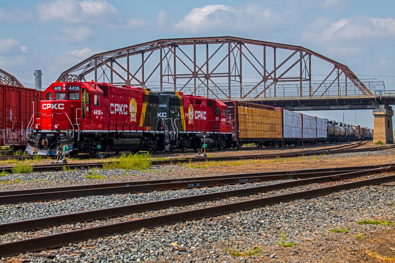 Freshly painted units CPKC 4418 & CPKC 3092 doing their daily yard work under the Arlington Bridge in the CPKC Higgins yard.