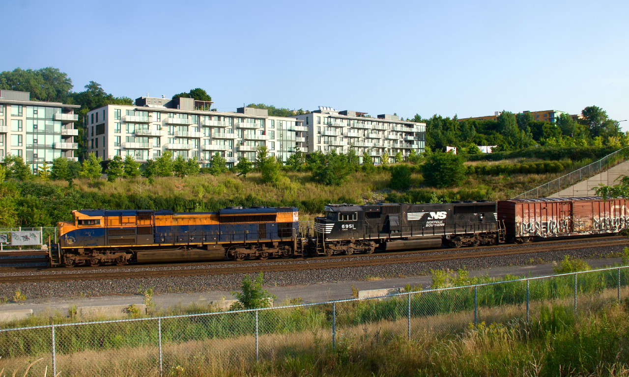 CN 529 has CNJ heritage unit NS 1071 leading just after passing Turcot Ouest. The trailing SD60E is a model very rarely seen in Montreal these days (though it was not uncommon on this train 7-8 years back).