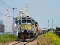 CN 522 with IANR 3802 & CN 9411 for power is shoving 27 grain cars towards Nova Grain in Saint-Jean-sur Richelieu. After it will lift the grain empties at right. 