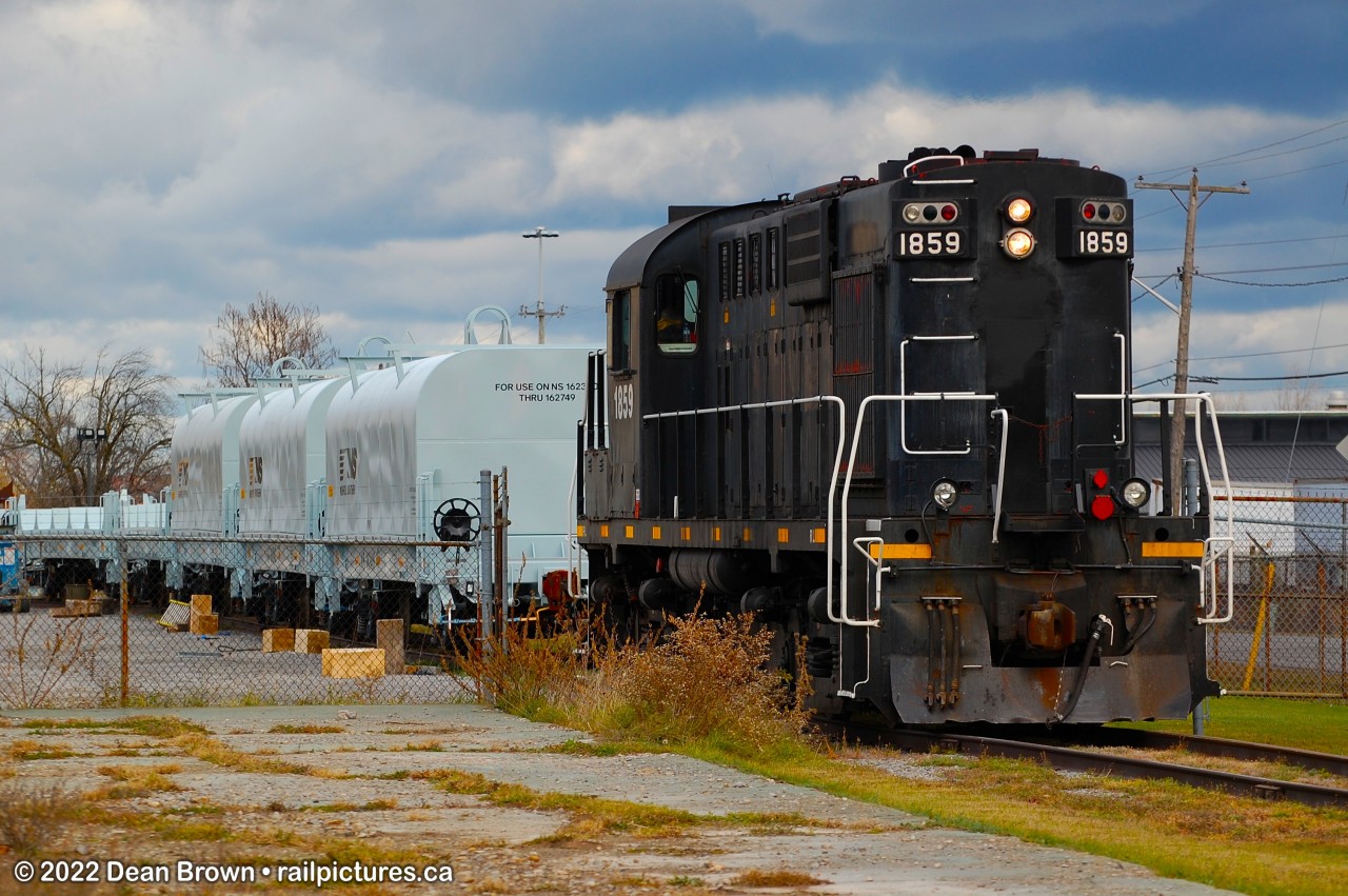 TRRY RS18u 1859 is lifting the coil cars at Stelcon, the ones with the covers on them.