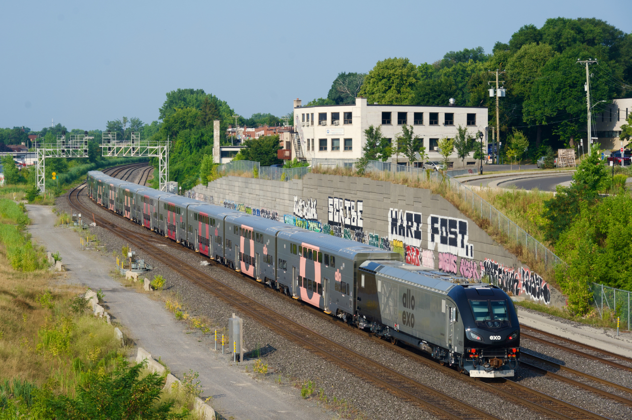 Running as EXO E-211, EC42 SIIX 1400 pushes ten CRRC cars westbound on CN's Montreal Sub, on their way to various clearance tests on three CPKC lines.