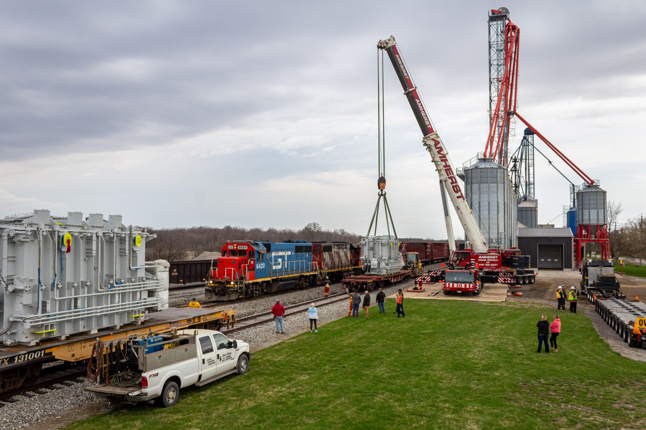 A GTW Gathering

CN L580 slowly rolls by some residents in Hagersville, watching the unloading of transformations. A good surprise as GTW 6420 rolls into town.