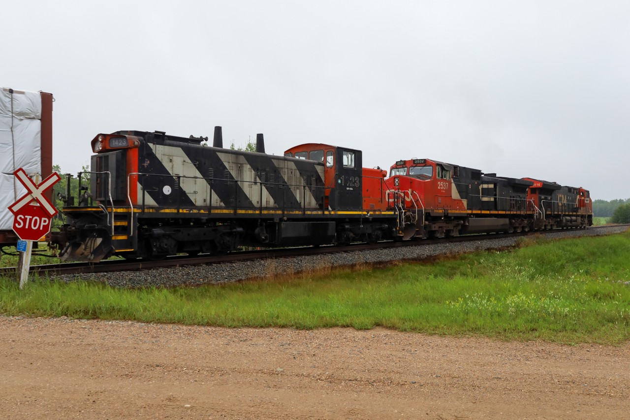 In what may be its final ride across the prairies, GMD1 CN 1423 hitches a ride on M 31742 06 into Edmonton.  The locomotive was retired in 2021 and spent the last few years at the CN Campus in Winnipeg, training future conductors.