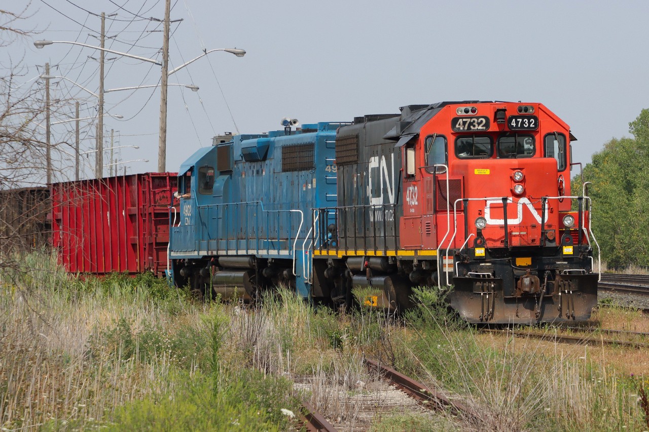 A mid-afternoon departure for L554, seen waiting for a light before heading west for Aldershot.