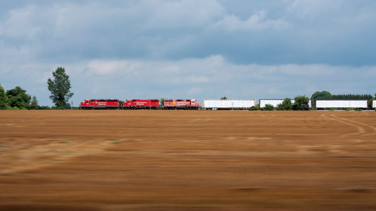 Here we have a pace shot of CP train H86 racing westbound through Crumlin on the Galt Sub, just miles away from their arrival at Quebec Street Yard in London.

Props to Liam Macd for keeping pace.