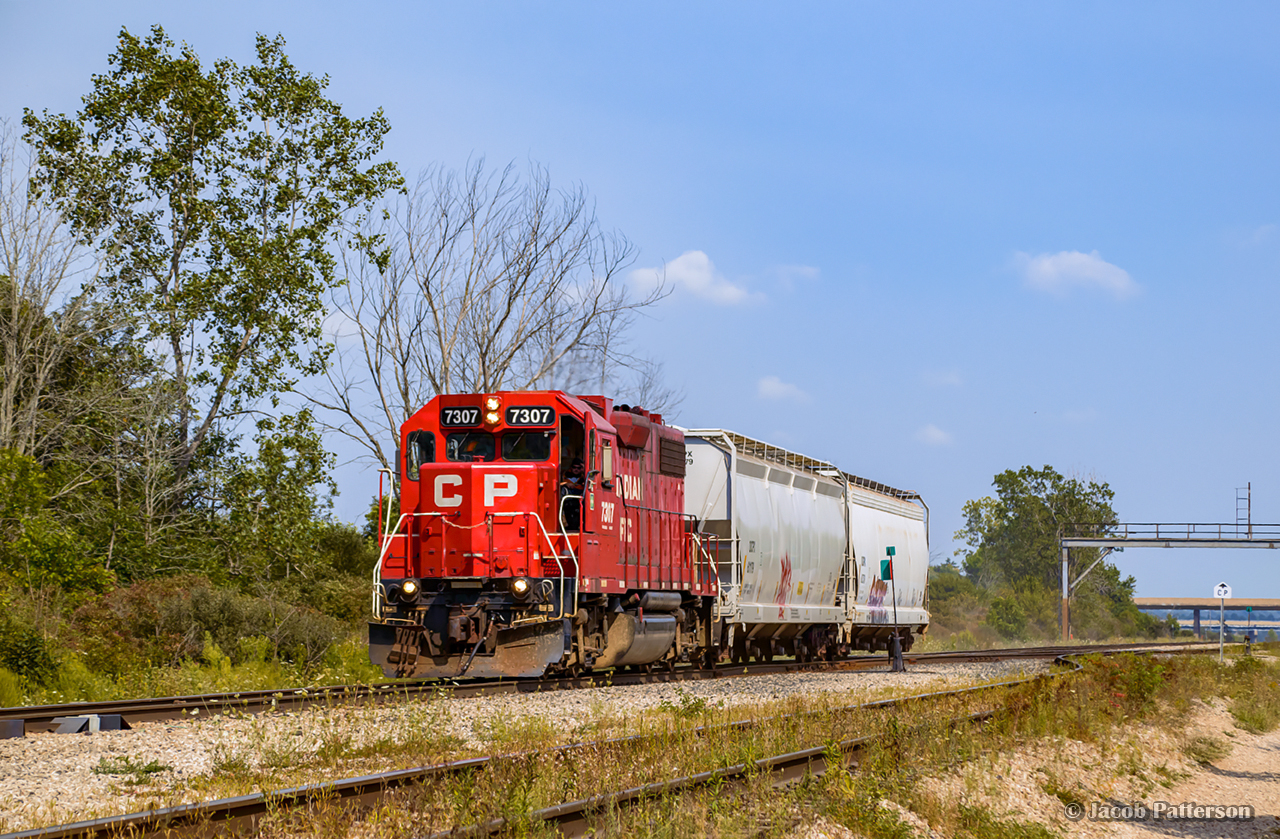 Returning to Welland Yard with traffic from CN at Southern Yard, CP TE11 passes north siding switch Rusholme.