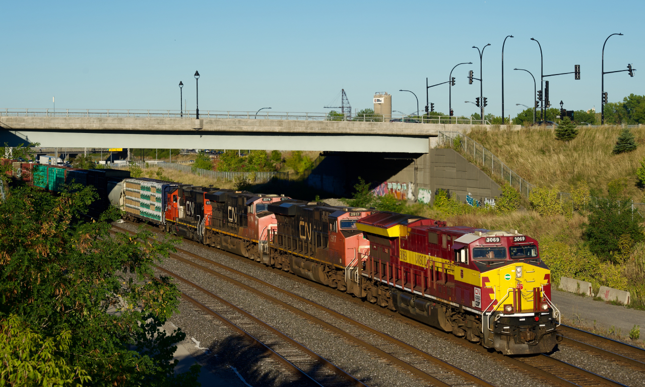 CN 401 has the WC heritage unit leading and had just passed Turcot Ouest. Full consist: CN 3069, CN 2917, CN 2274 & CN 4940.