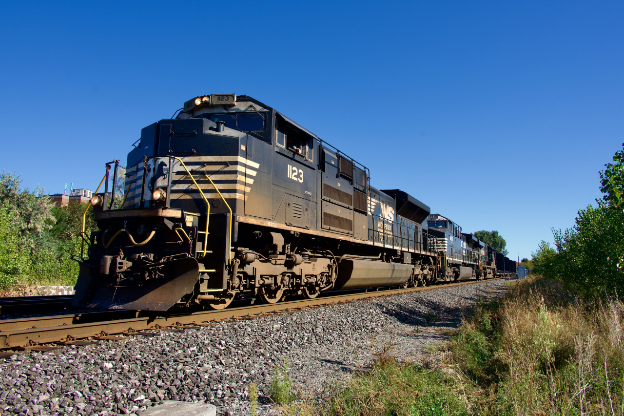 An SD70ACe is leading as run-through train CN 529 passes through St-Henri.