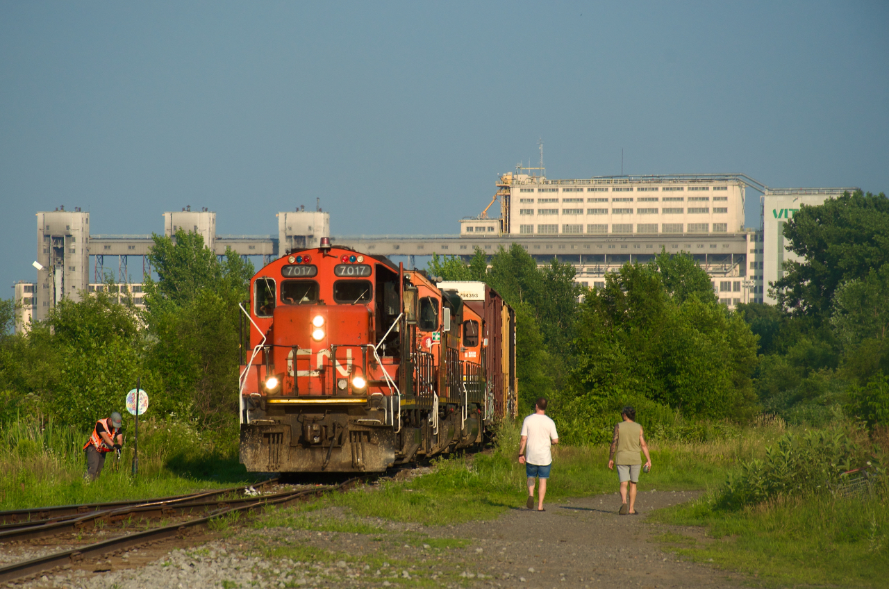 While I could have got the EJE unit leading CN 321 in nice light on this evening, I went with CN 7017 leading CN YRP003 on a scorching day. Here conductor NH bends the iron before the train heads to Getpaq with two boxcars, where they will also lift five boxcars. Behind was once CN's Longue-Pointe Yard, now out of use for well over a decade.