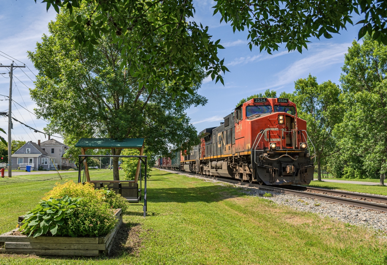 CN 562 flying by the town of Val-Brillant early in the afternoon. As you can see by the ''A/C'' setting, this was a pretty hot day! I chased this train all the day from Mont-Joli to Sainte-Florence, though in retrospective, i think i should have went all the way down the valley... Oh well!