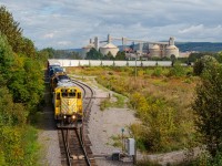 RS 63 seen leading the mainline run westward, about to pass the 6th Street viaduct with a rather lenghty train in tow. RS 63 is the last Roberval & Saguenay locomotive to sport the old fashioned bell, still hanging up front from the top of its cab. It was originally built as GP40 IC 3049, but was later rebuilt by AMF in the late 90s and was converted to Canadian standards, and/or in this case, Roberval & Saguenay's.