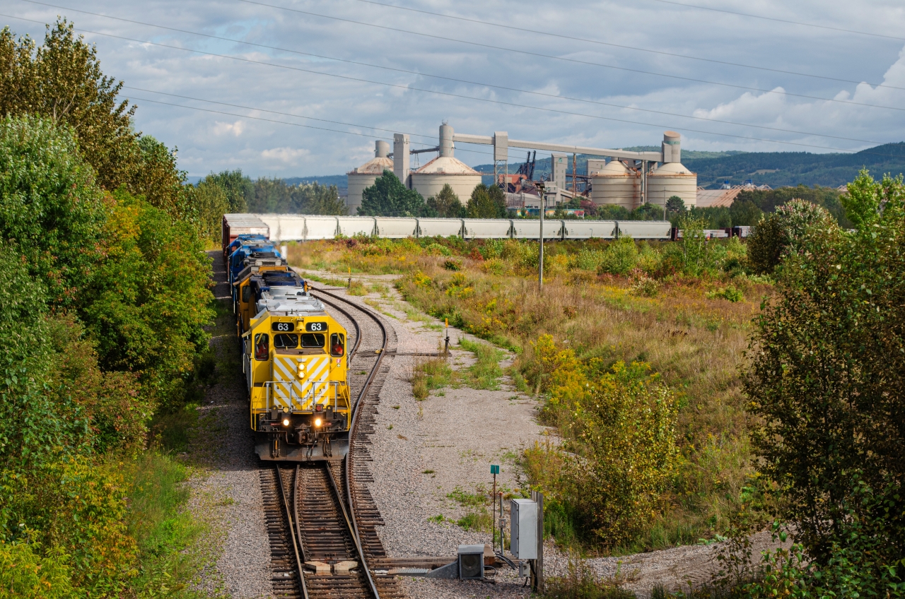 RS 63 seen leading the mainline run westward, about to pass the 6th Street viaduct with a rather lenghty train in tow. RS 63 is the last Roberval & Saguenay locomotive to sport the old fashioned bell, still hanging up front from the top of its cab. It was originally built as GP40 IC 3049, but was later rebuilt by AMF in the late 90s and was converted to Canadian standards, and/or in this case, Roberval & Saguenay's.