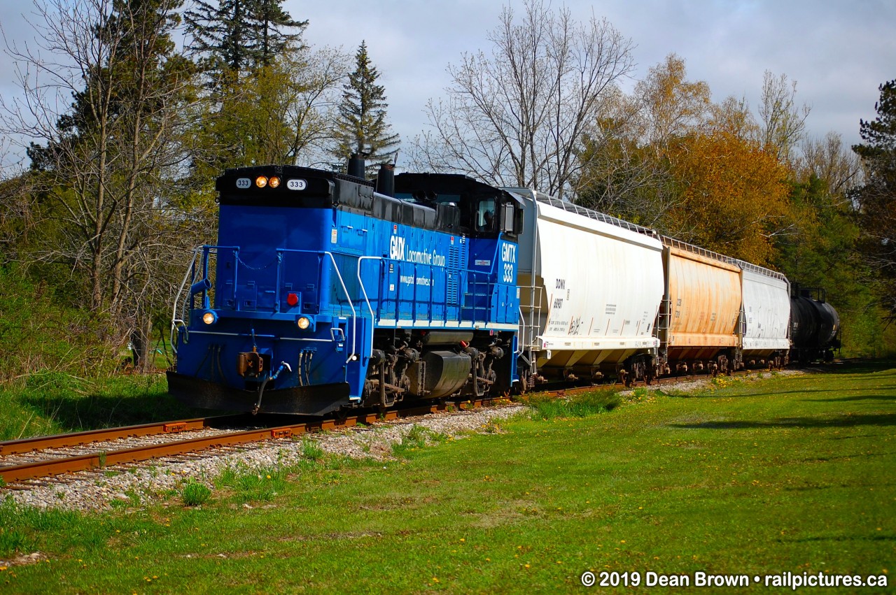 GMTX MP1500AC 333 heads southbound at Willoughby Rd. from Orangeville to Streetsville.