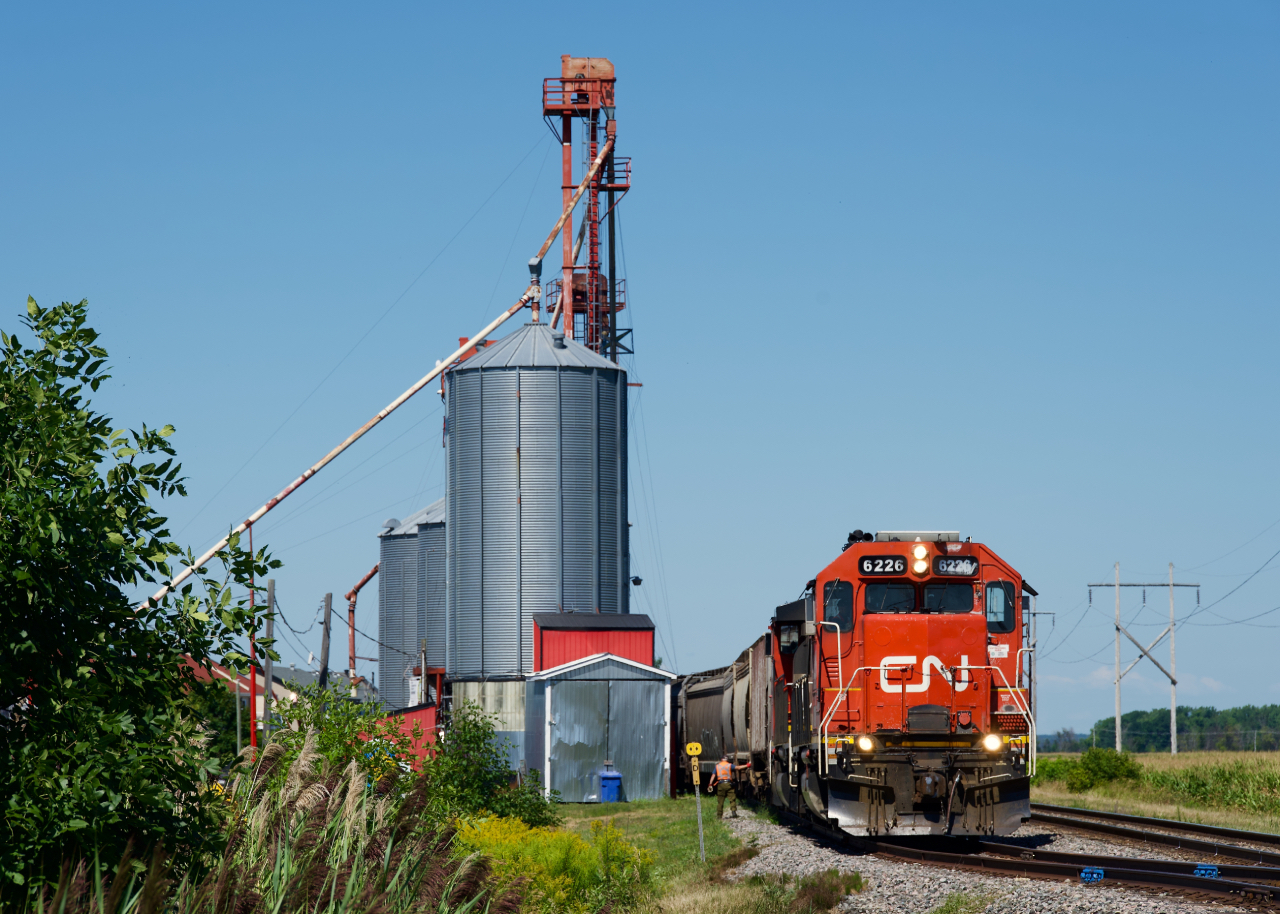 CN 589 is lifting grain cars at Les Grains Jp Inc, a client served off of a VIA Rail owned line. After this the train will head towards Coteau.