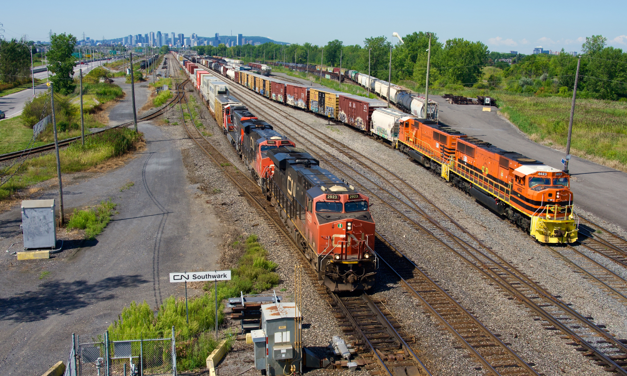 Toronto-Halifax stacker CN 120 passes Southwark Yard as SLR 520 puts its eastbound train together with an SD70MAC pair
(SLR 4024 & SLR 4023).
