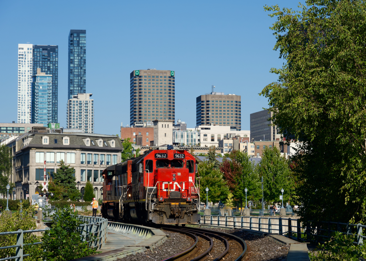 CN 500's power is stopped in the Port of Montreal as it takes part in a CN-sponsored Terry Fox run. A bit later on it would rings it bell to start the run.