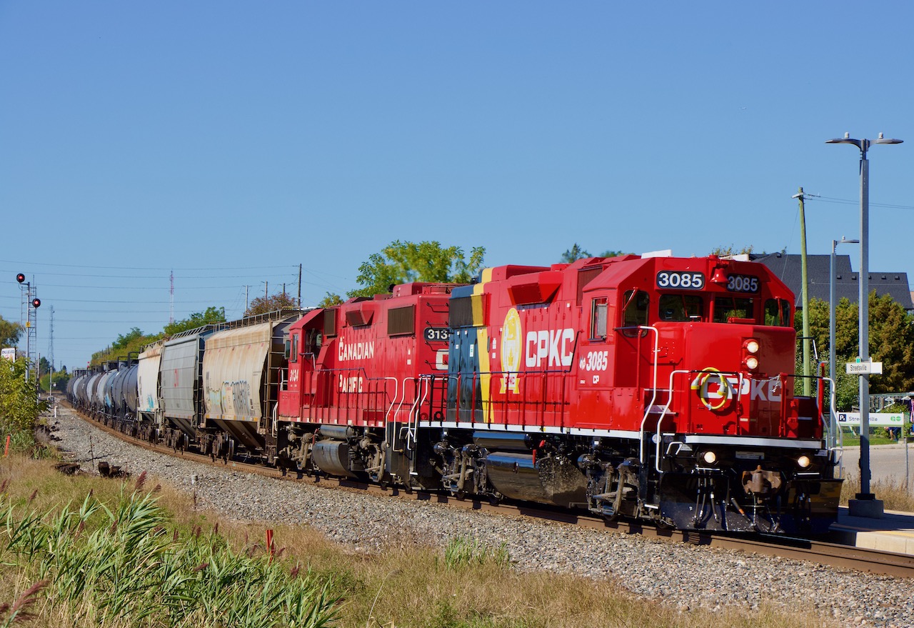 Finally some fresh power in Streetsville. It’s been a long and predictable summer for H24 but thankfully some nice news popped up over the weekend with a friends report that fresh CPKC 3085 was sitting in Lambton yard in West Toronto. Today luck would have it facing the wrong way westbound but a stop at Ardent mill to lift three hoppers allowed a few clean nose shots. Thankfully while running errands in the afternoon I heard him clearing Hornby heading back home so I headed to the GO station for a passing shot. Eventually this paint will grow on me but at least for now it’s fresh and clean.
